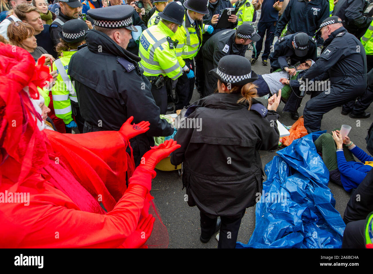 Londres, 10 octobre 2019, l'extinction en costumes rouge groupe rébellion police surround préparation de l'arrestation qui acivists ont enfermés pour une structure en bois dans la route à côté de Trafalgar Square. Banque D'Images