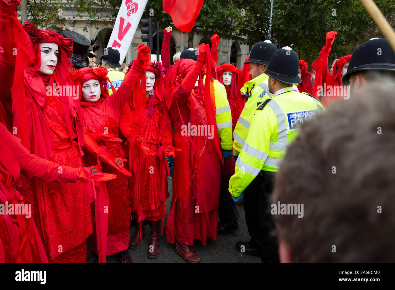 Londres, 10 octobre 2019, l'extinction en costumes rouge groupe rébellion police surround préparation de l'arrestation qui acivists ont enfermés pour une structure en bois dans la route à côté de Trafalgar Square. Banque D'Images