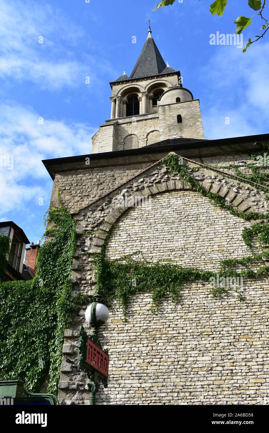 Eglise de Saint Germain des Prés, clocher avec mur de pierre, Ivy et Metro sign du Boulevard Saint Germain. Paris, France. Banque D'Images