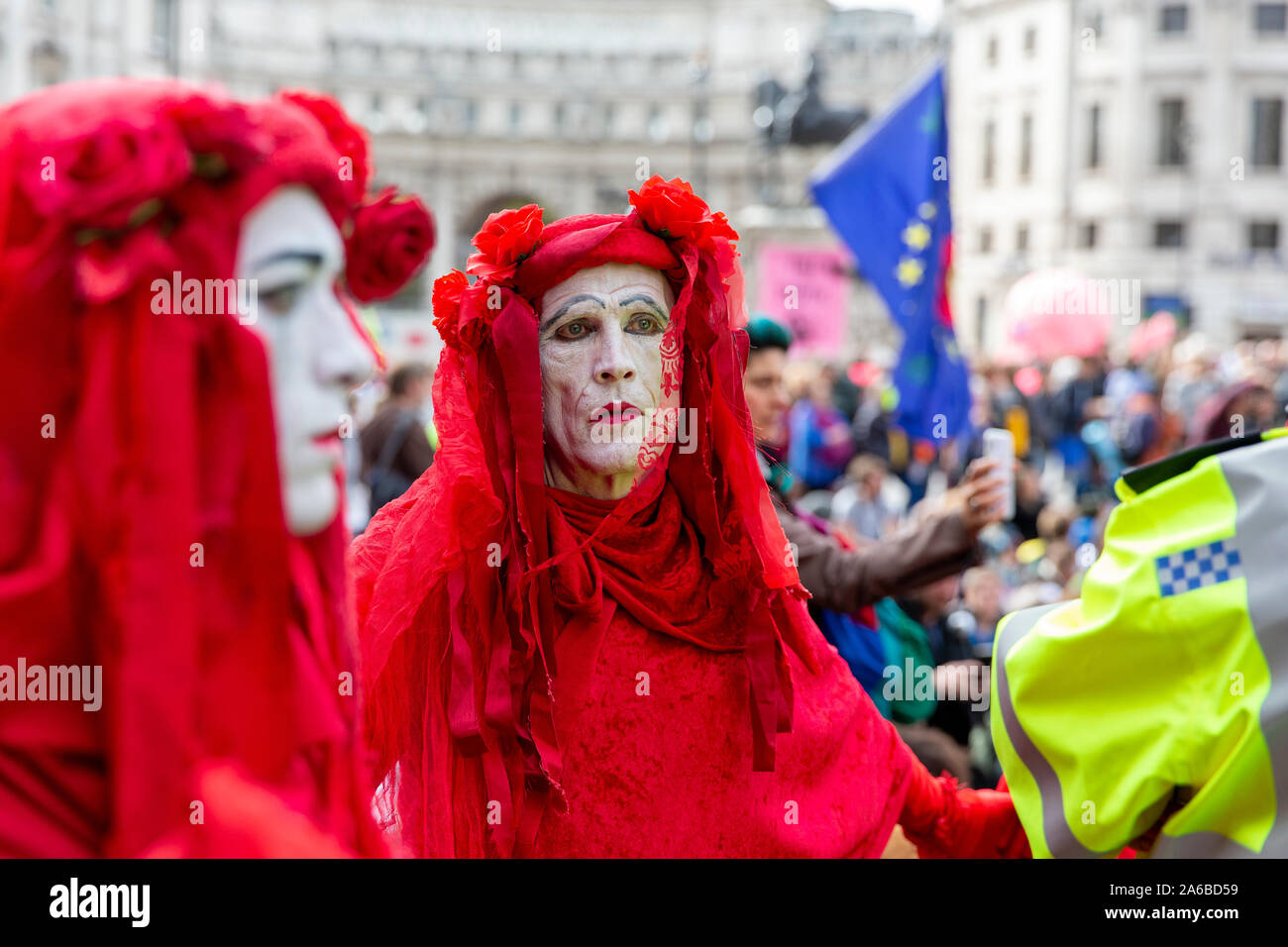 Londres, 10 octobre 2019, l'extinction en costumes rouge groupe rébellion police surround préparation de l'arrestation qui acivists ont enfermés pour une structure en bois dans la route à côté de Trafalgar Square. Banque D'Images