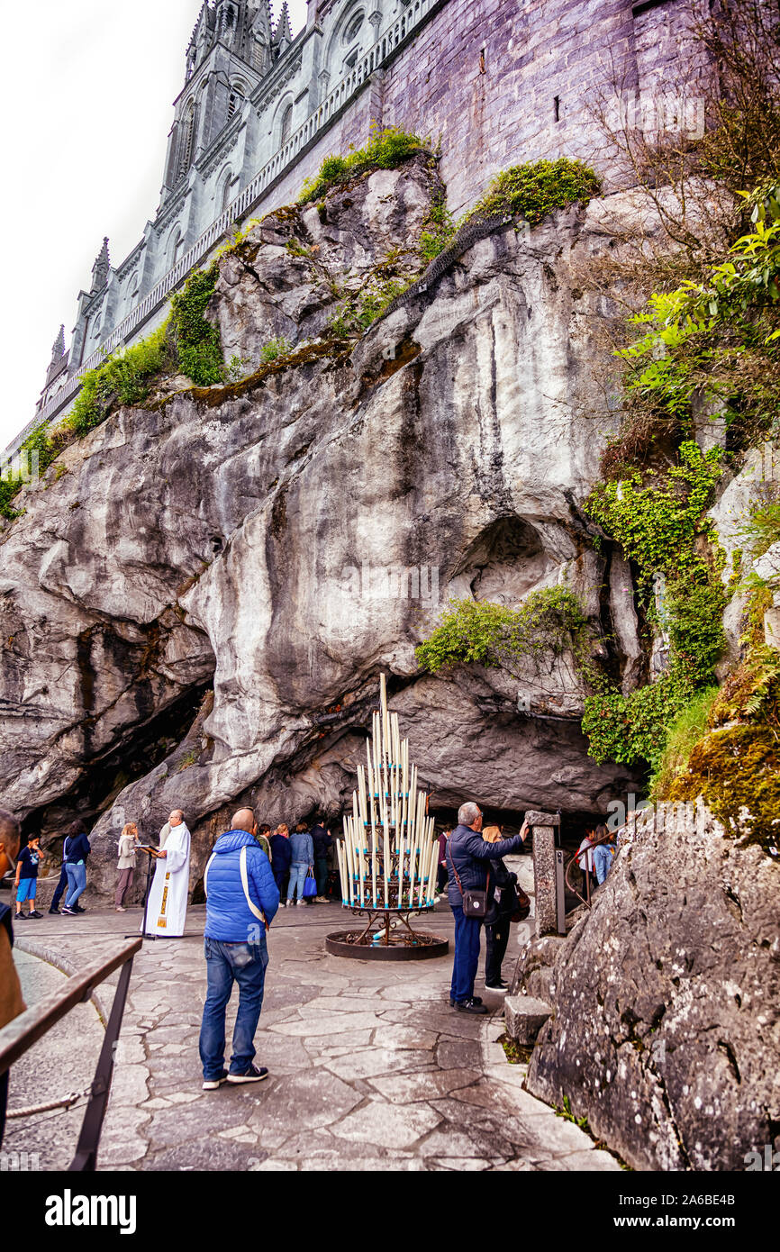 LOURDES - 15 juin 2019 : vue de la cave, la cathédrale et les fidèles du Sanctuaire de Lourdes, France Banque D'Images