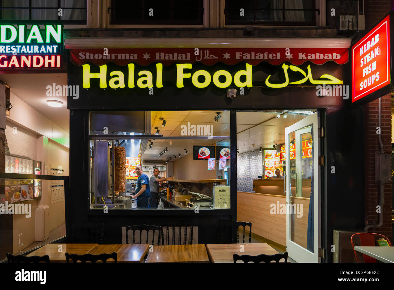 Amsterdam/Holland - 06 octobre 2019 : Halal Food Store avec döner kebab dans la soirée Banque D'Images