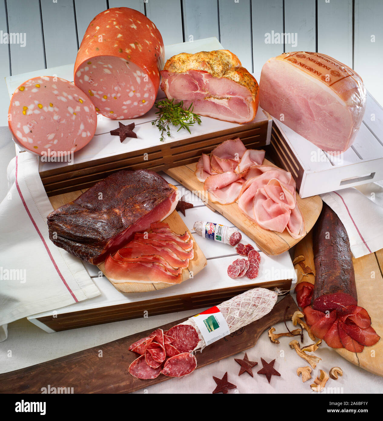 Jambon, salami et saucisses sur les caisses en bois Banque D'Images