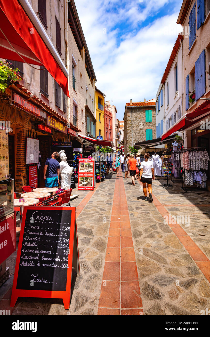 Banyuls-sur-Mer - Juillet 21, 2019 : Saint Pierre rue commerçante, Banyuls-sur-Mer, Pyrénées-Orientales, Catalogne, Languedoc-Roussillon, France Banque D'Images