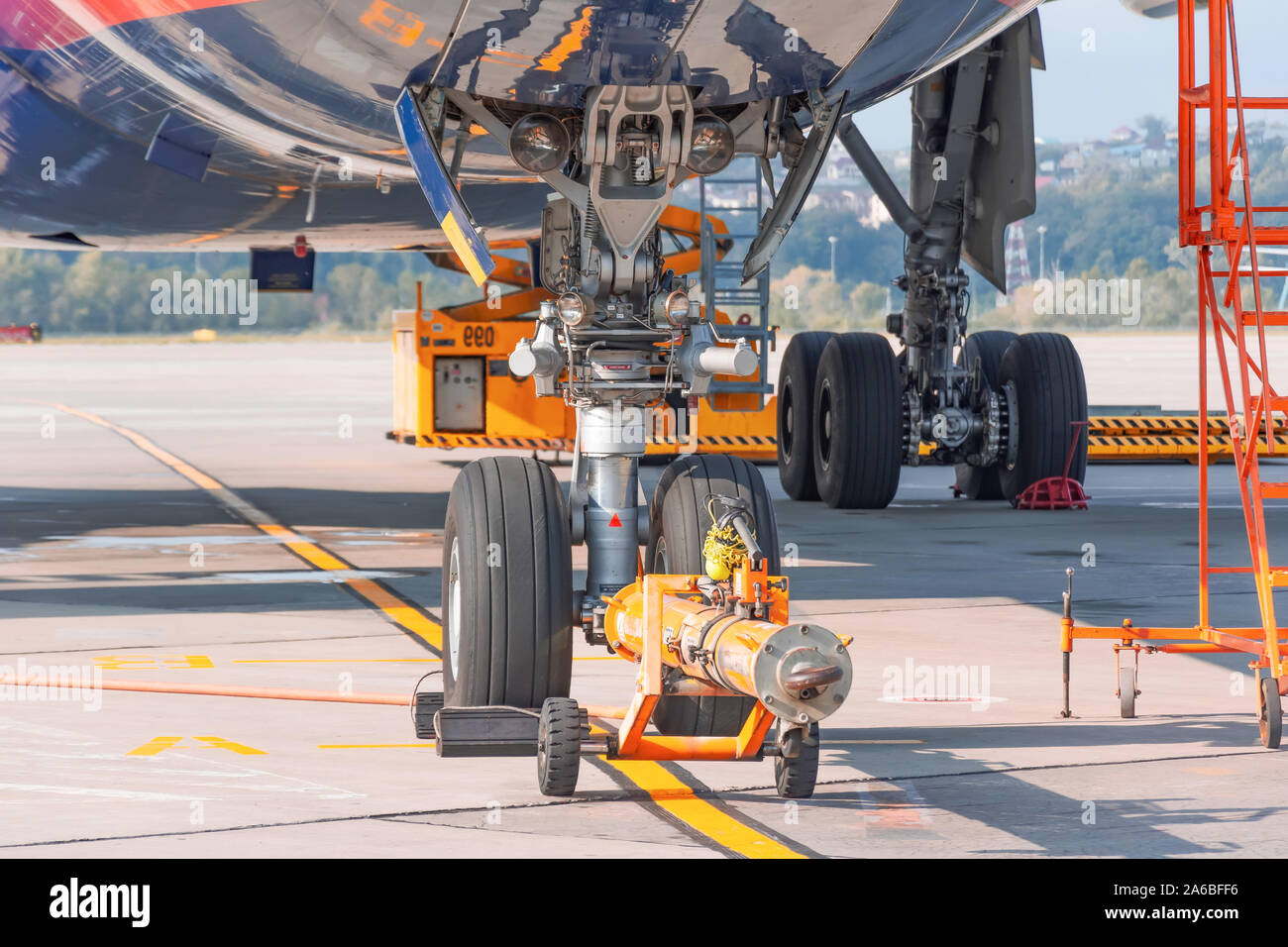 Porte-avion remorqueur pour immense, d'atterrissage avant remorque tracteur avec l'aérodrome pushback avion sur la piste de l'aéroport en Banque D'Images