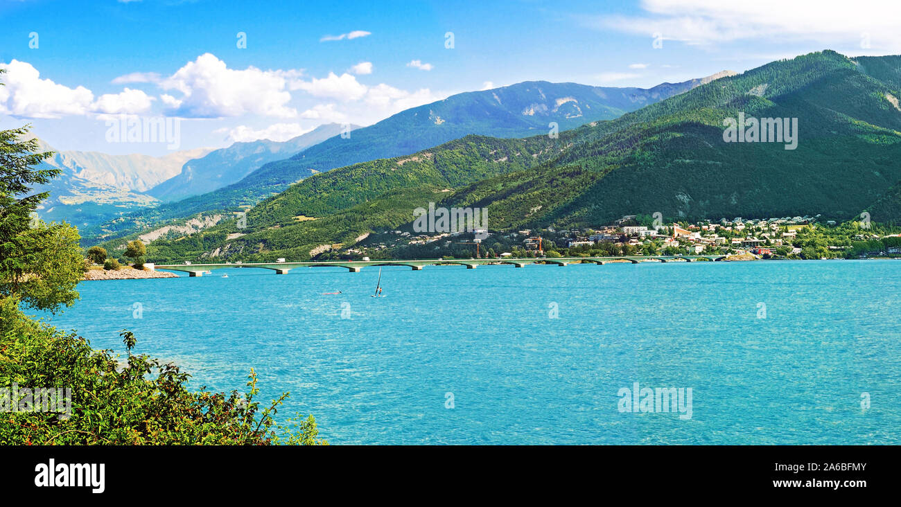 Pont sur le lac de Serre-Ponçon dans les Alpes du Sud. Banque D'Images