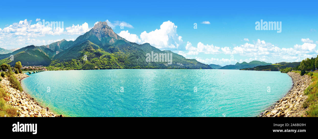 Panorama du lac de Serre-Ponçon dans les Alpes. Banque D'Images