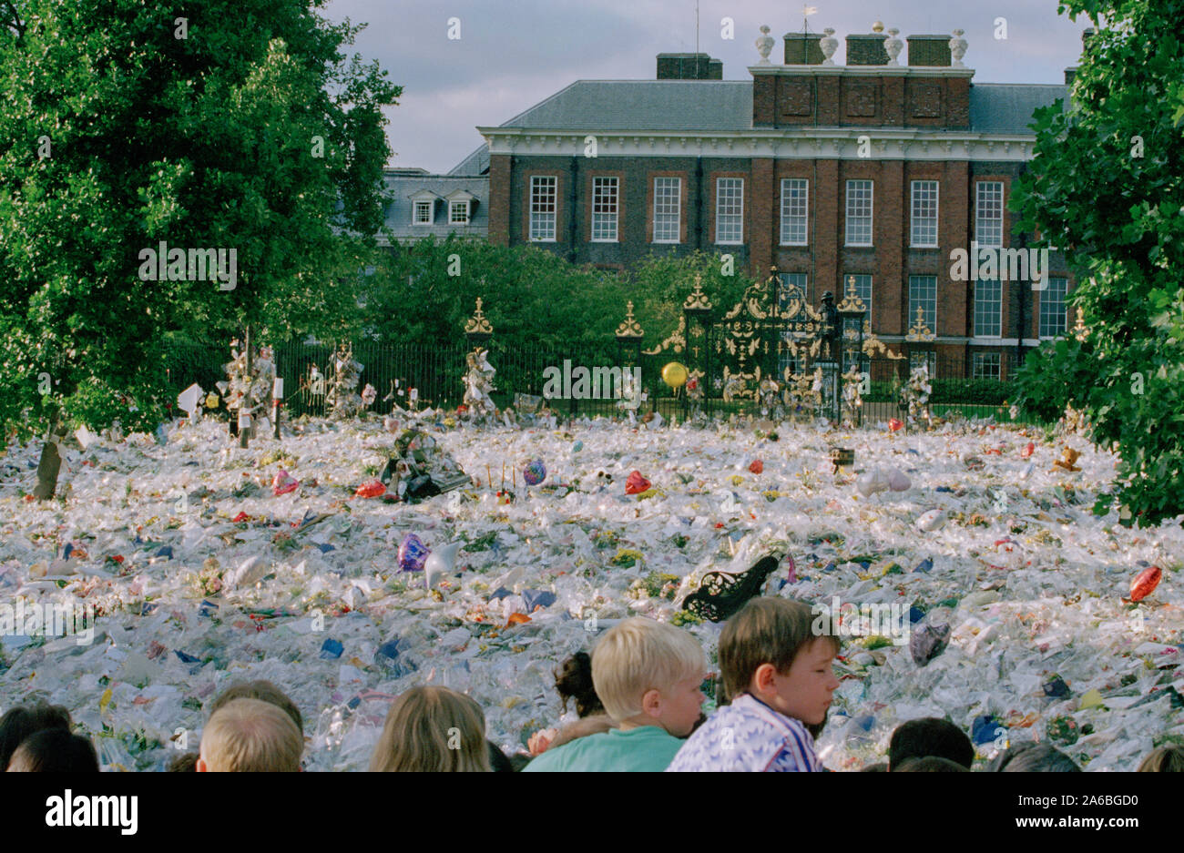 Fleurs et deuil en dehors de Kensington Palace dans les jours suivant les funérailles de la princesse Diana, à Londres, Angleterre, septembre 1997. Banque D'Images