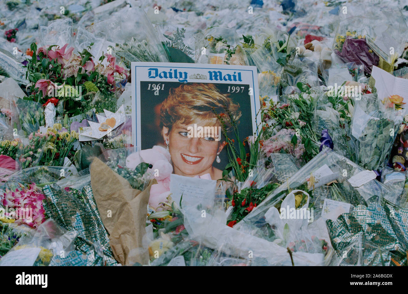 Fleurs et deuil en dehors de Kensington Palace dans les jours suivant les funérailles de la princesse Diana, à Londres, Angleterre, septembre 1997. Banque D'Images