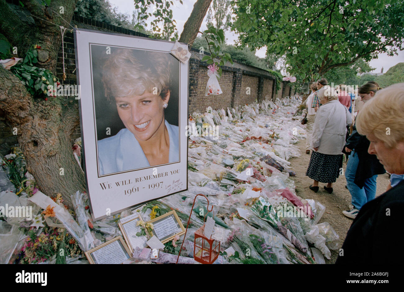 Fleurs et deuil en dehors de Kensington Palace dans les jours suivant les funérailles de la princesse Diana, à Londres, Angleterre, septembre 1997. Banque D'Images