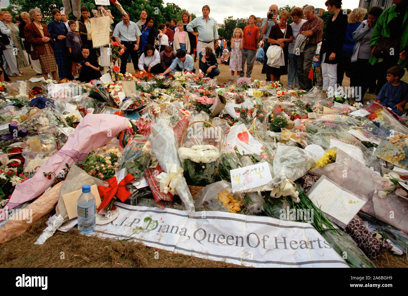 Fleurs et deuil en dehors de Kensington Palace dans les jours suivant les funérailles de la princesse Diana, à Londres, Angleterre, septembre 1997. Banque D'Images