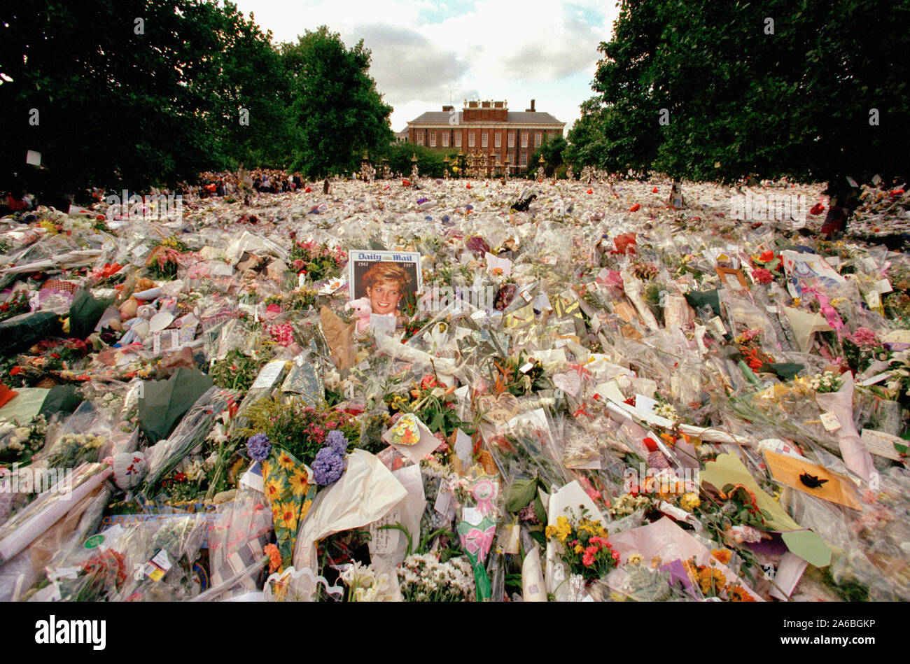 Fleurs et deuil en dehors de Kensington Palace dans les jours suivant les funérailles de la princesse Diana, à Londres, Angleterre, septembre 1997. Banque D'Images