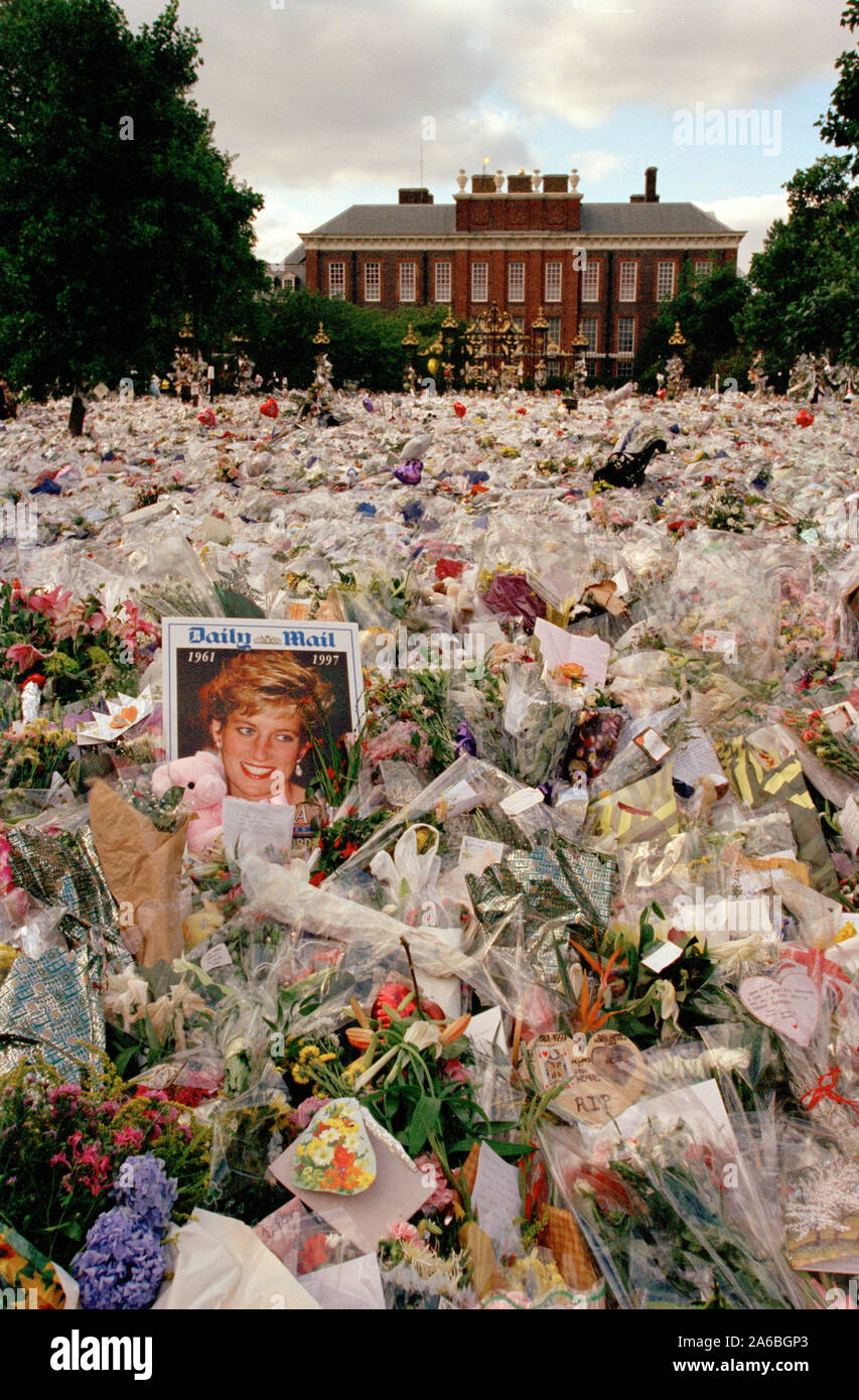 Fleurs et deuil en dehors de Kensington Palace dans les jours suivant les funérailles de la princesse Diana, à Londres, Angleterre, septembre 1997. Banque D'Images