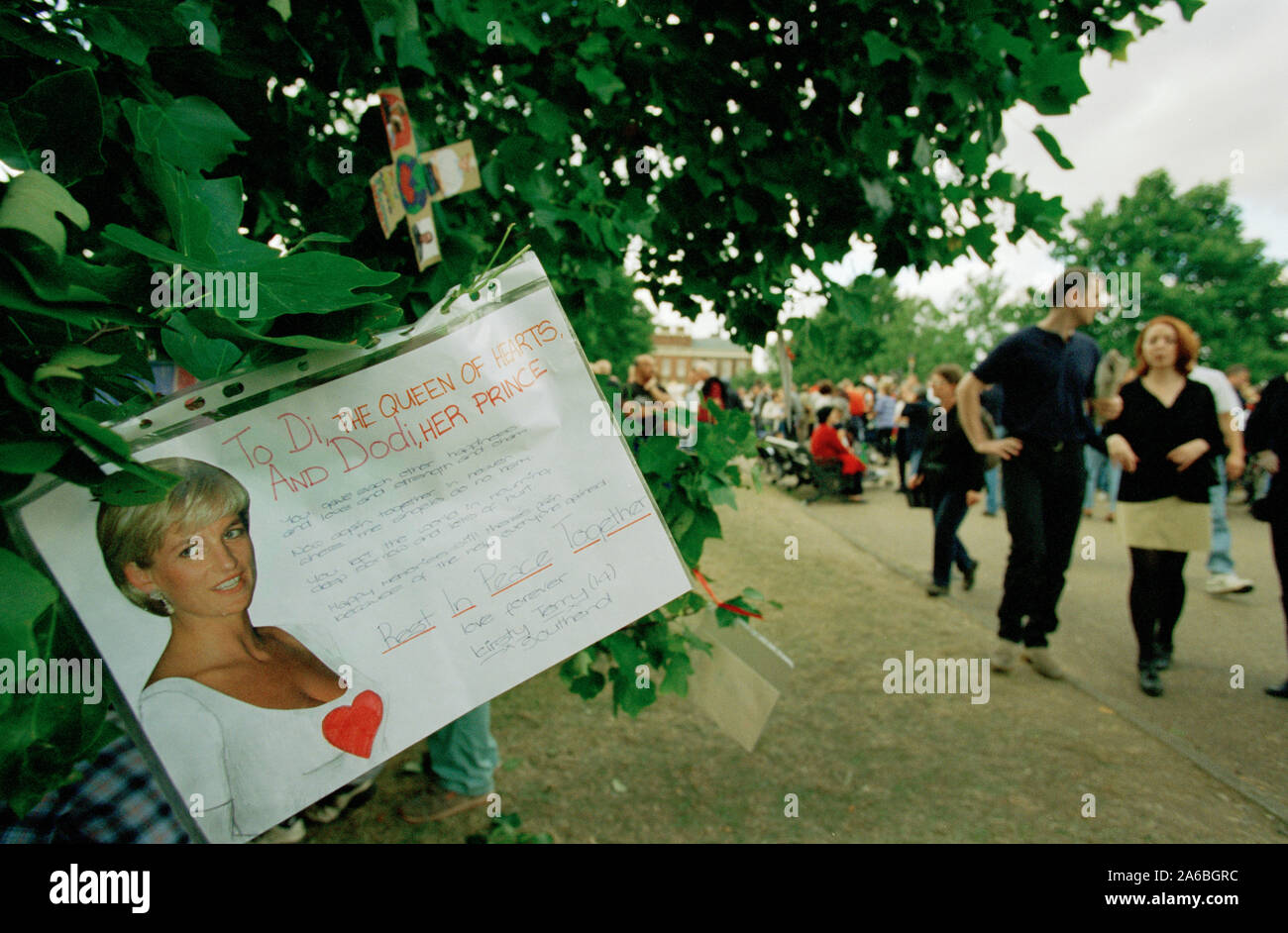Fleurs et deuil en dehors de Kensington Palace dans les jours suivant les funérailles de la princesse Diana, à Londres, Angleterre, septembre 1997. Banque D'Images
