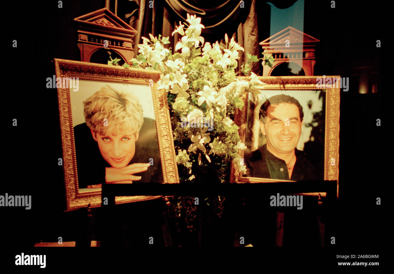 Fleurs et deuil à l'extérieur du magasin Harrods, regarder des photos de la princesse Diana et Dodi Fayed, dans les jours suivant les funérailles de la princesse Diana, à Londres, Angleterre, septembre 1997. Banque D'Images