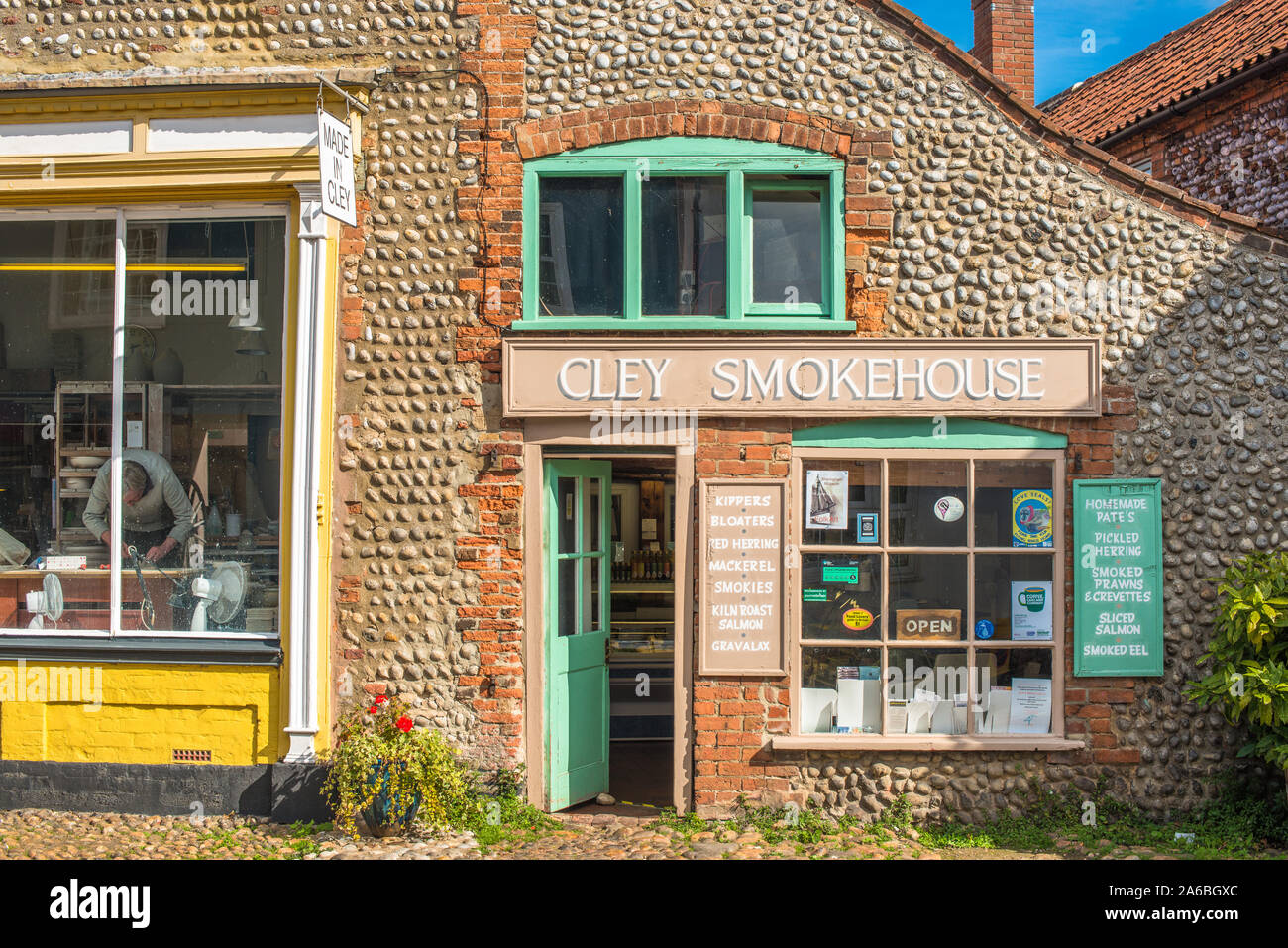 Le CLAJ Smokehouse produit localement les poissons fumés, de coquillages, de charcuterie et de délicieux pâtés faits maison sur village high st, Claj suivant la mer, Norfolk, Royaume-Uni. Banque D'Images