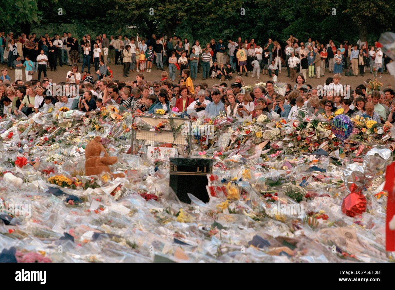 Fleurs et deuil en dehors de Kensington Palace dans les jours suivant les funérailles de la princesse Diana, à Londres, Angleterre, septembre 1997. Banque D'Images