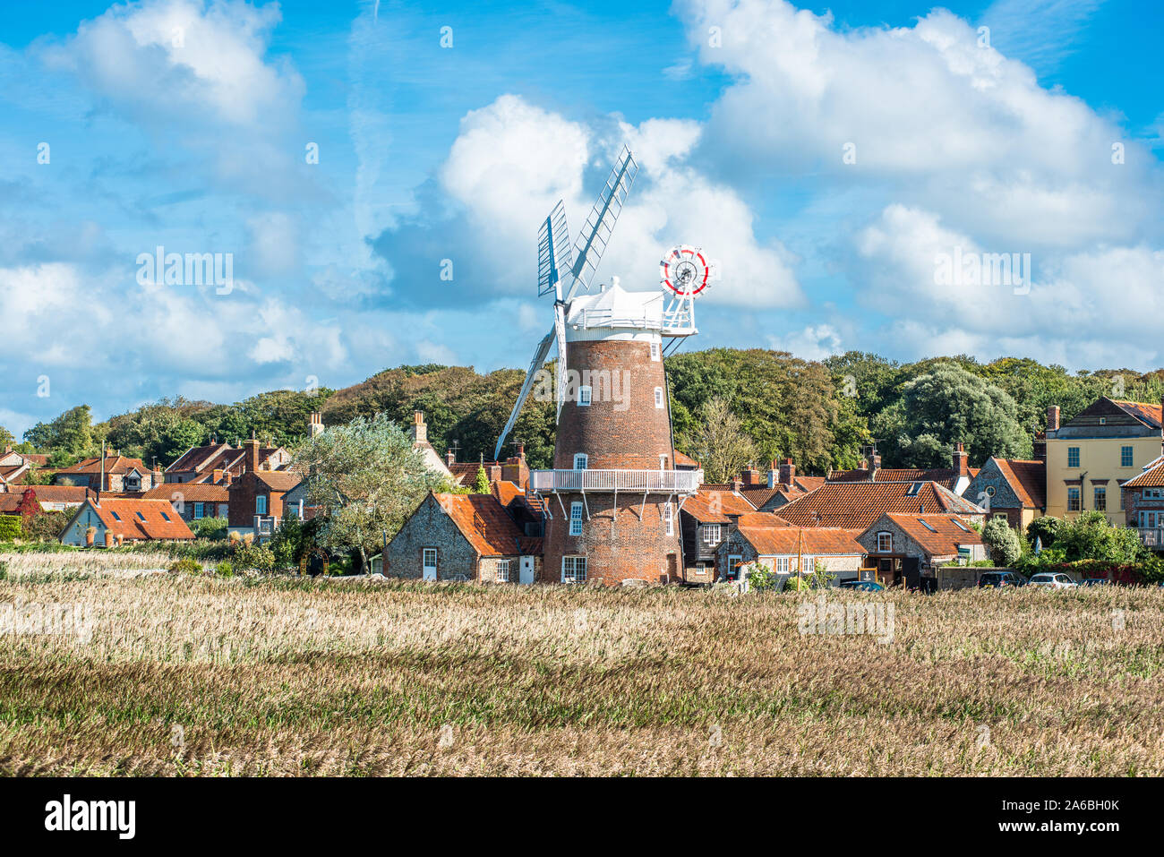 Moulin à vent restauré du xviiie siècle à la mer suivant le CLAJ Norfolk East Anglia Angleterre UK GO Banque D'Images