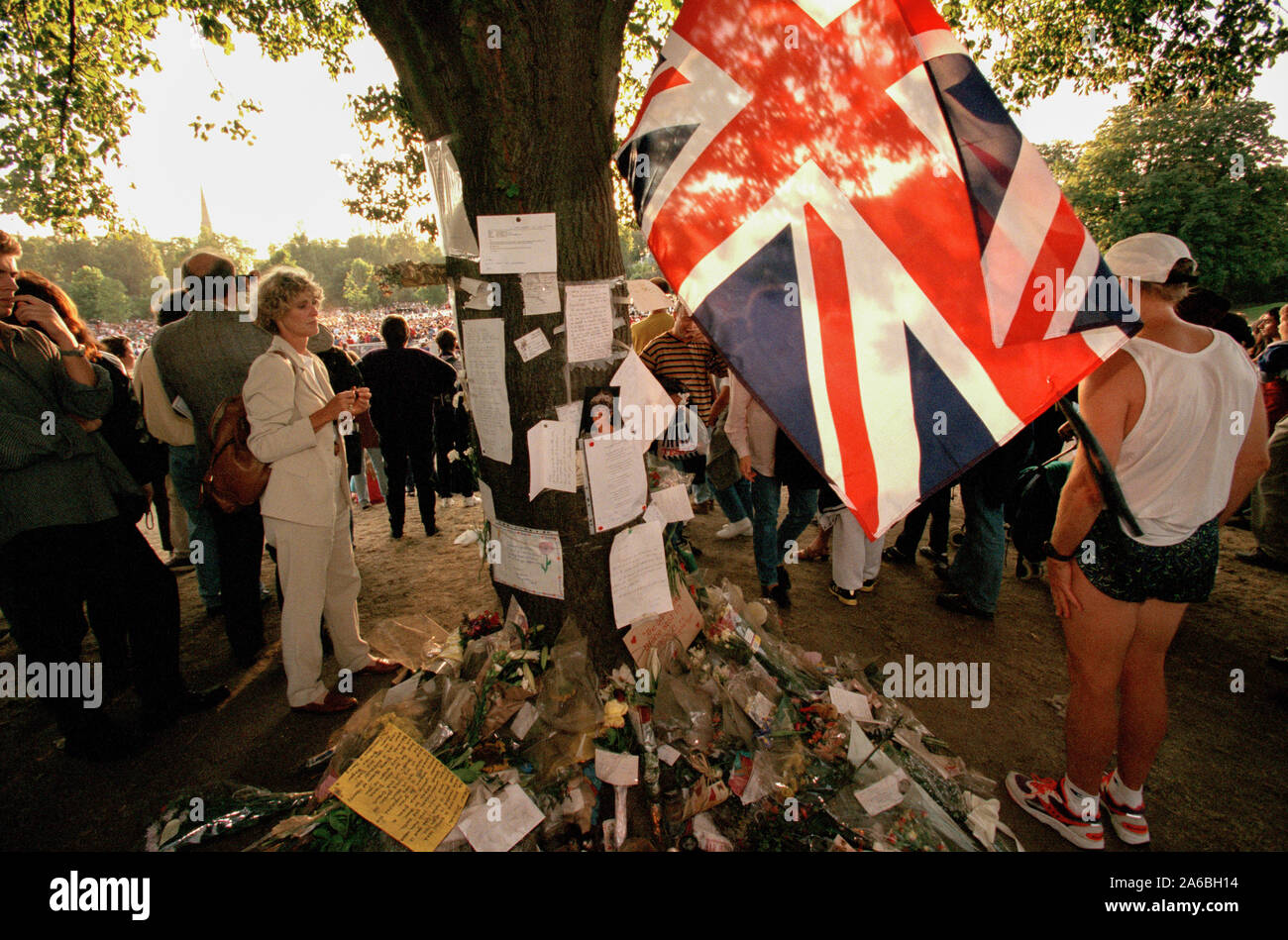 Fleurs et deuil en dehors de Kensington Palace dans les jours suivant les funérailles de la princesse Diana, à Londres, Angleterre, septembre 1997. Banque D'Images