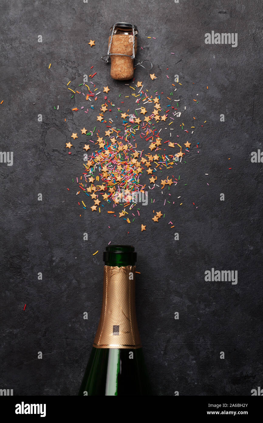 Bouteille De Champagne Et Des Douceurs Maison De Modele Noel Anniversaire Ou Valentines Day En Toile De Fond Vue De Dessus Avec L Espace Pour Vos Messages D Accueil Photo Stock Alamy
