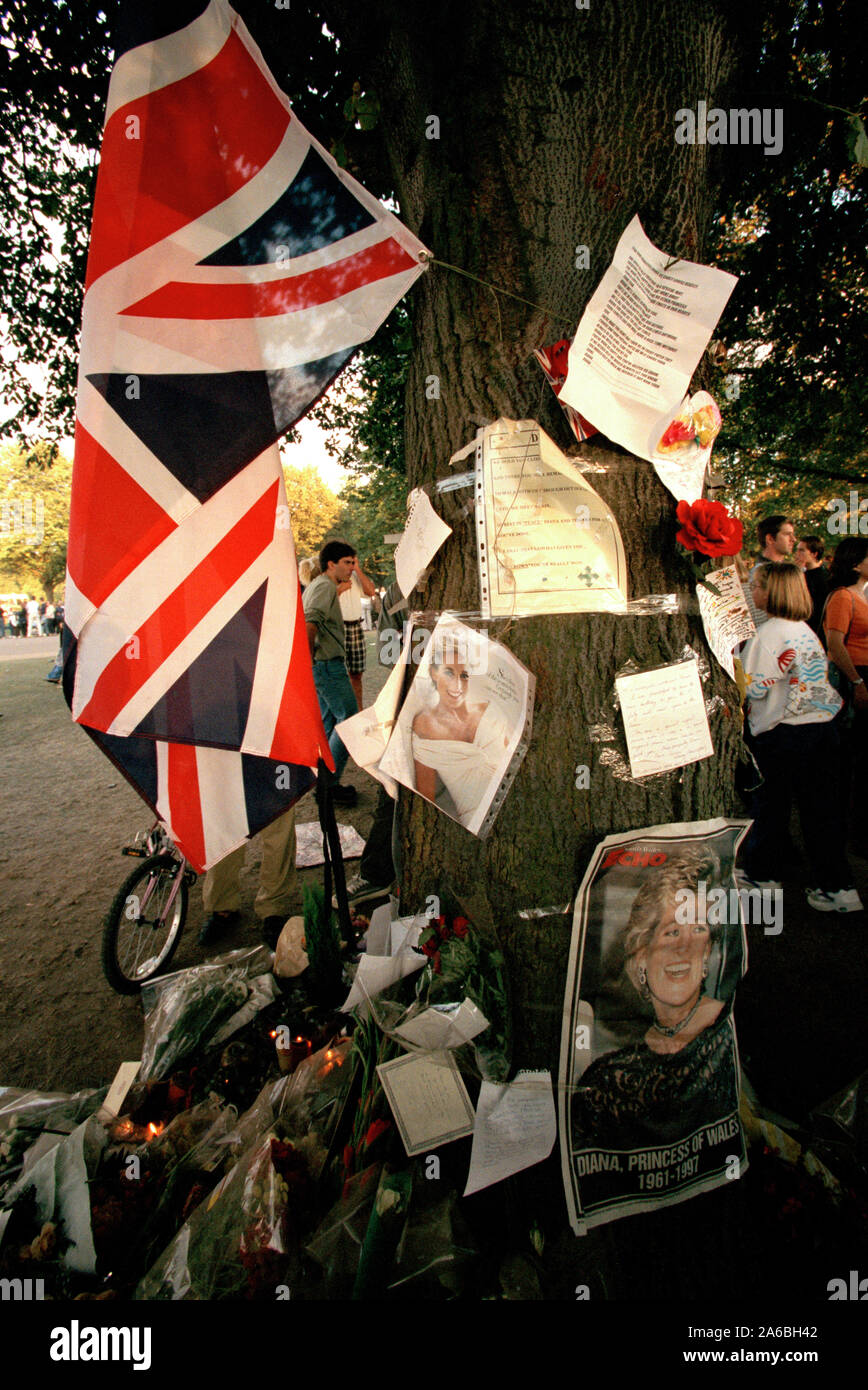 Fleurs et deuil en dehors de Kensington Palace dans les jours suivant les funérailles de la princesse Diana, à Londres, Angleterre, septembre 1997. Banque D'Images