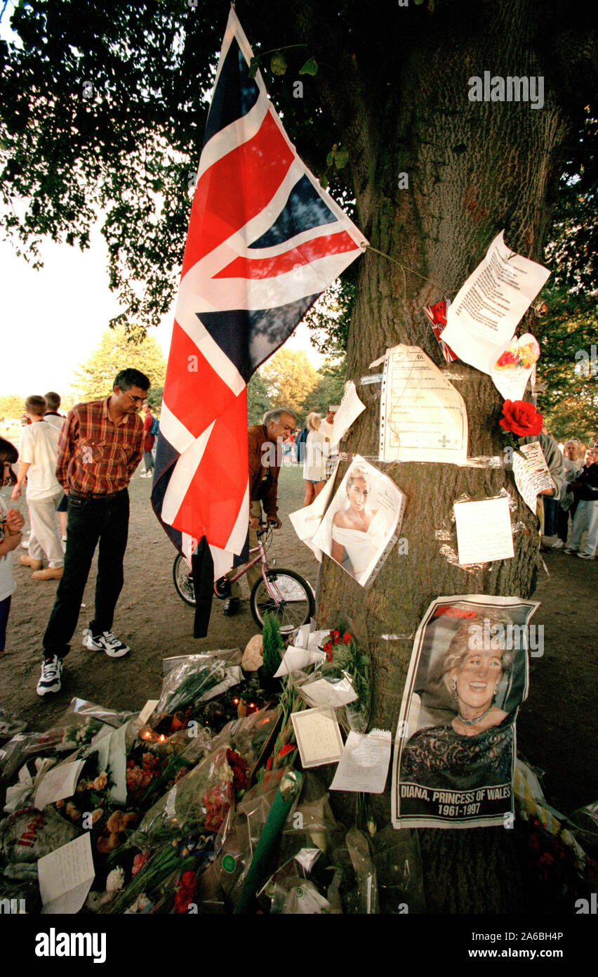Fleurs et deuil en dehors de Kensington Palace dans les jours suivant les funérailles de la princesse Diana, à Londres, Angleterre, septembre 1997. Banque D'Images