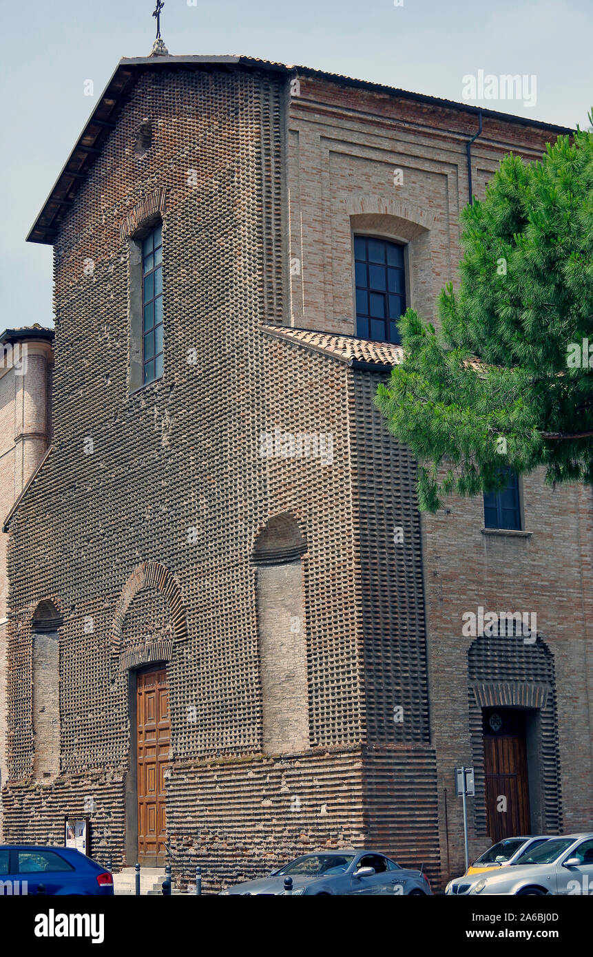 La façade inachevée de l'église de San Francesco Savario, Rimini, Italie, en diagonale prévue pour tenir les briques mortier pour obtenir en finale Banque D'Images