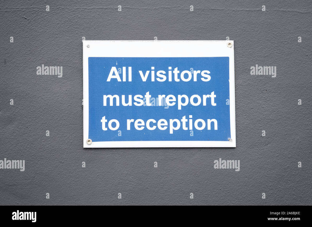 Tous les visiteurs doivent se présenter à la réception sign Banque D'Images