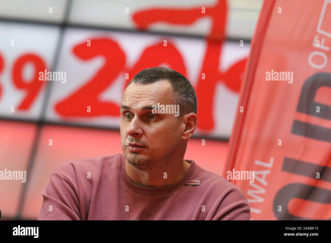 Gdansk, Pologne 25 avril, octobre 2019 cinéaste ukrainien, écrivain et militant de la Crimée Oleg Sentsov (Oleh Hennadiiovych Sentsov) est perçu au cours de la réunion des médias dans le centre de la solidarité européenne. Sentsov a reçu le prix du Maire de la ville de Gdansk durant la solidarité des Arts Festival en août, lorsqu'il était en prison russe. © Vadim Pacajev / Alamy Live News Banque D'Images