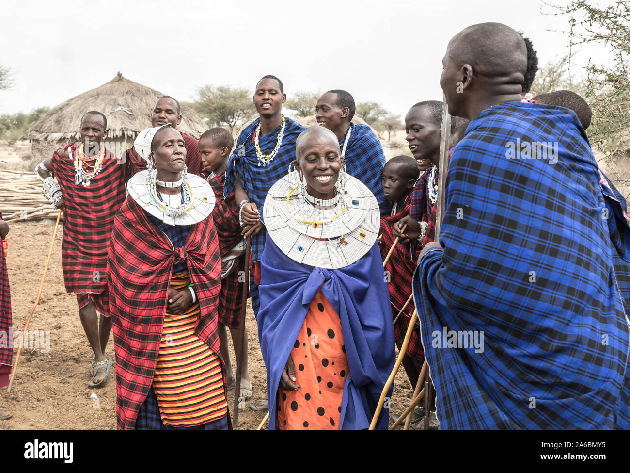 Arusha, Tanzanie, le 7 septembre 2017 : Mesdames masaï dans leurs tenues de fête pour hommes danse Banque D'Images