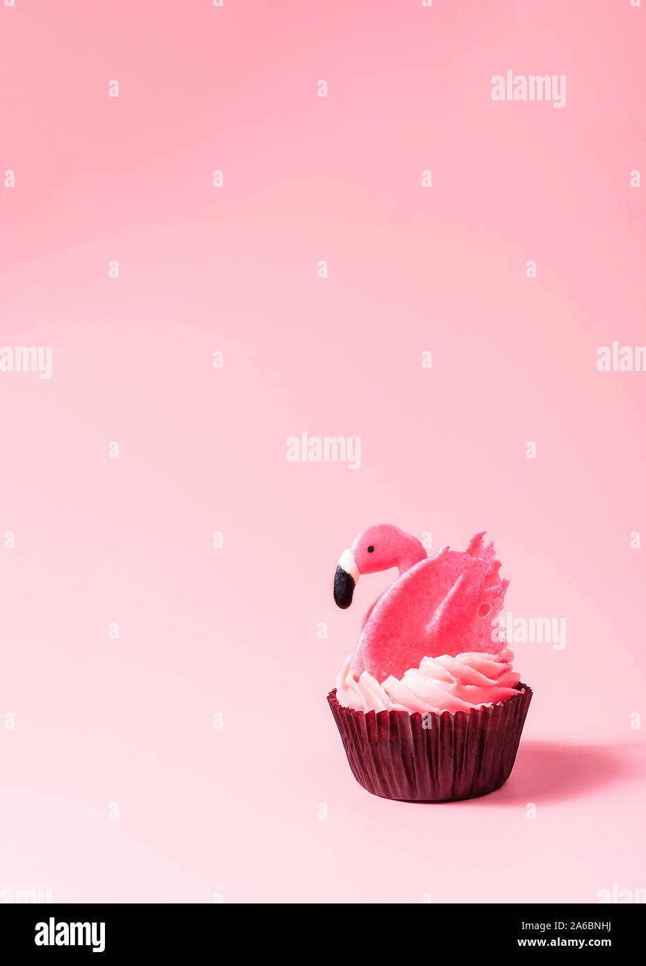 Flamant Rose Cupcake Sur Fond Rose Pastel Joyeux Anniversaire Carte Copier L Espace Close Up Photo Stock Alamy Flamant Rose Cupcake Sur Fond Rose Pastel Joyeux Anniversaire Carte Copier L Espace Close Up Photo Stock Alamy