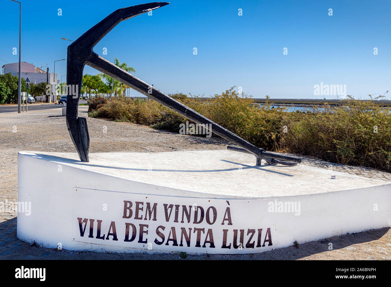 Santa Luzia nom de ville logo et signe de bienvenue Anchor à côté de la Ria Formosa à Santa Luzia, Algarve Portugal Banque D'Images