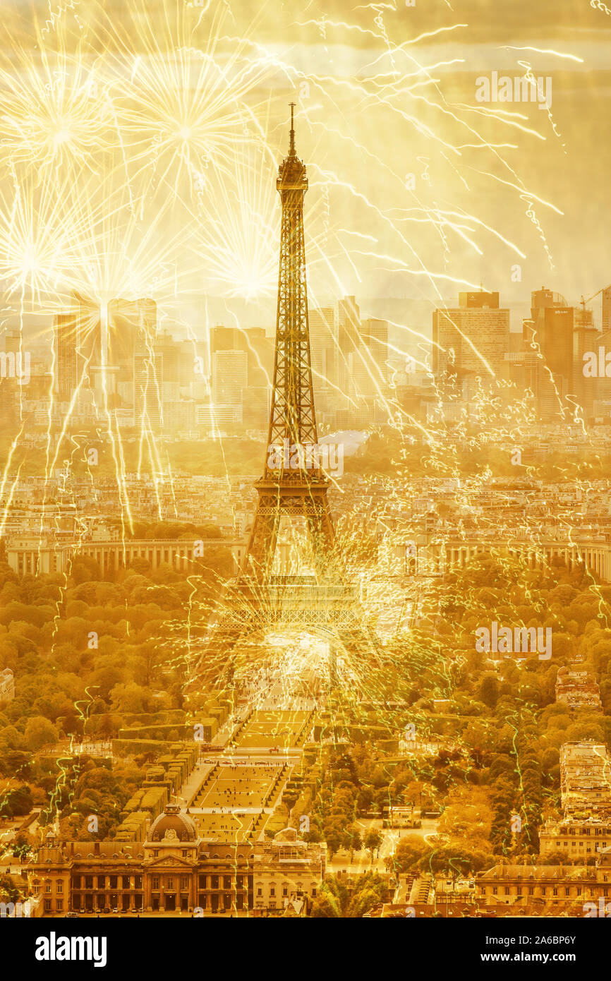 Nouvel An romantique destination Tour Eiffel avec Fireworks Paris, France Banque D'Images
