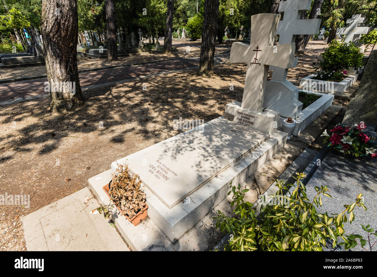 Une tombe tombe du célèbre écrivain russe et Prix Nobel Ivan Bounine et son épouse, dans la Sainte-geneviève-des-Bois Cimetière Russe, France Banque D'Images