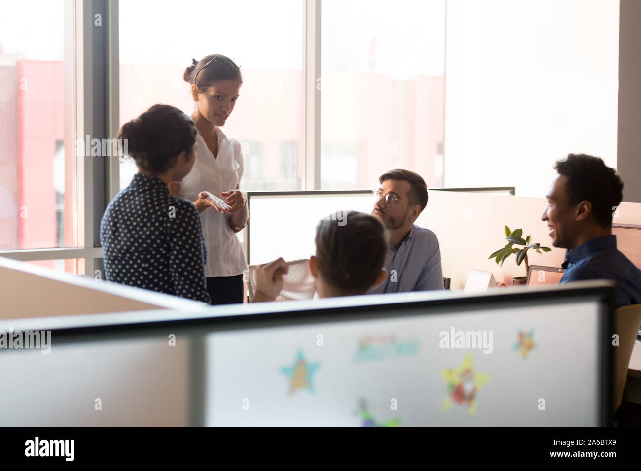 L'équipe entreprise multiraciale, discuter des idées au bureau open space. Banque D'Images