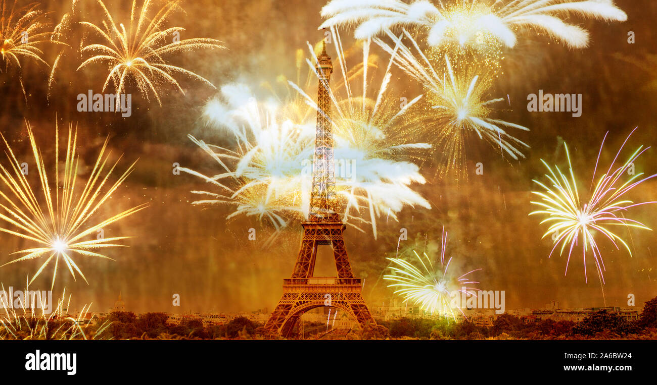 Nouvel An romantique destination Tour Eiffel avec Fireworks Paris, France Banque D'Images