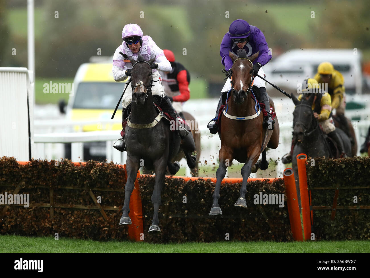 Dieu nous monté par Daniel Mullins (droite) efface le dernier avant de gagner la Fondation Developments Ltd Maiden Hurdle devant Maître débonnaire monté par Robbie Power au cours de la première journée de l'exposition rencontre à l'Hippodrome de Cheltenham. Banque D'Images