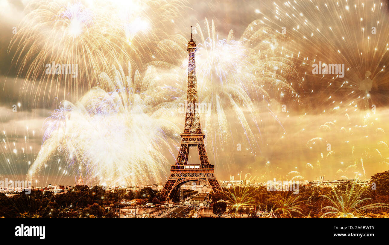 Nouvel An romantique destination Tour Eiffel avec Fireworks Paris, France Banque D'Images