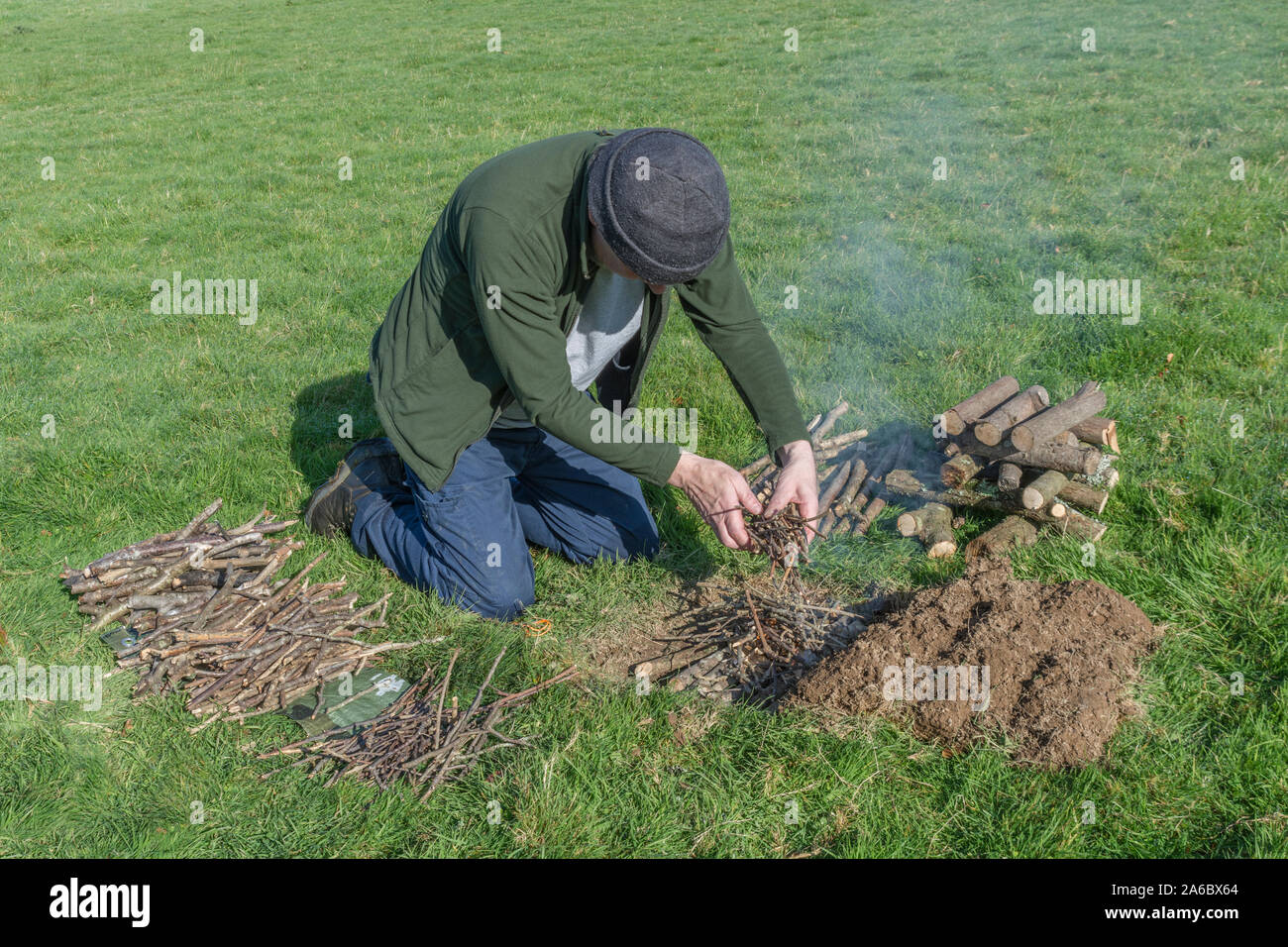Série séquentielle de feu de survie de bâtiment et d'éclairage ou feu de camp. Incendie d'urgence, préparation, compétences de survie. Voir les notes explicatives supplémentaires. Banque D'Images