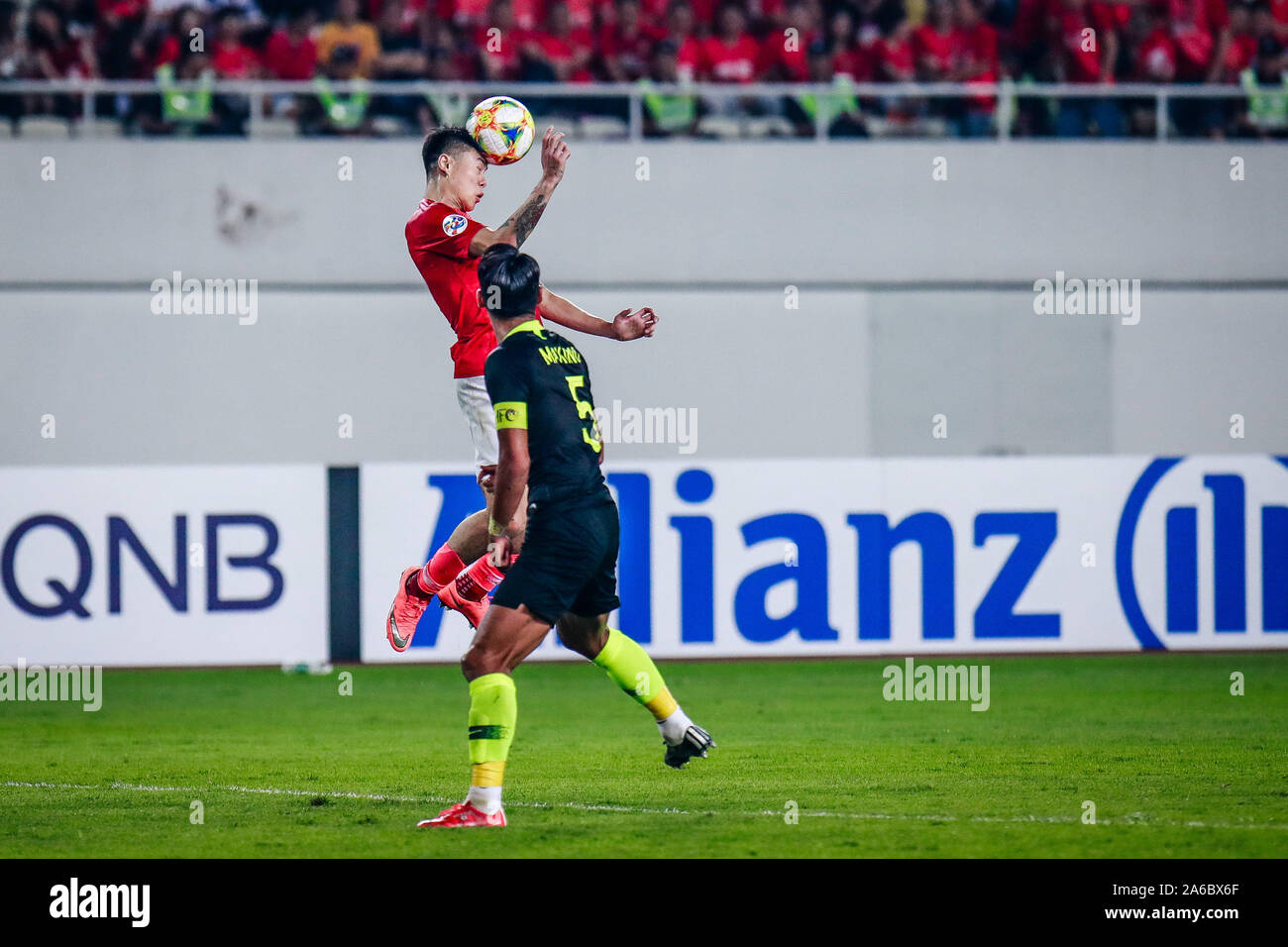 Yang Liyu de Guangzhou Evergrande, dos, saute pour un en-tête à côté de Tomoaki Makino de Urawa Red Diamonds lors de leur deuxième match de la demi-f Banque D'Images