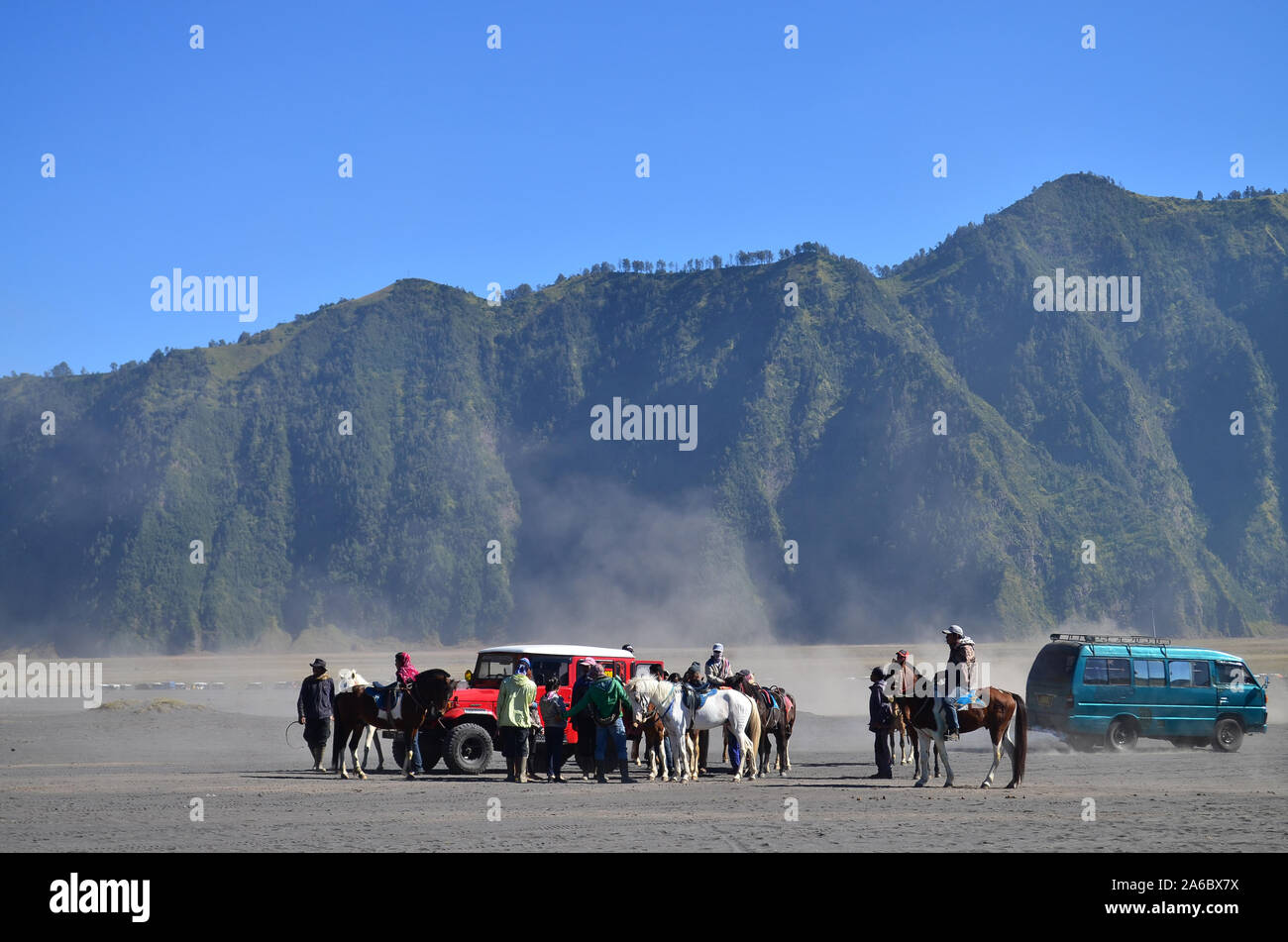 Bromo hourseman et touristique, au Mont Bromo, Parc National de Bromo Tengger Semeru, l'Est de Java, Indonésie Banque D'Images