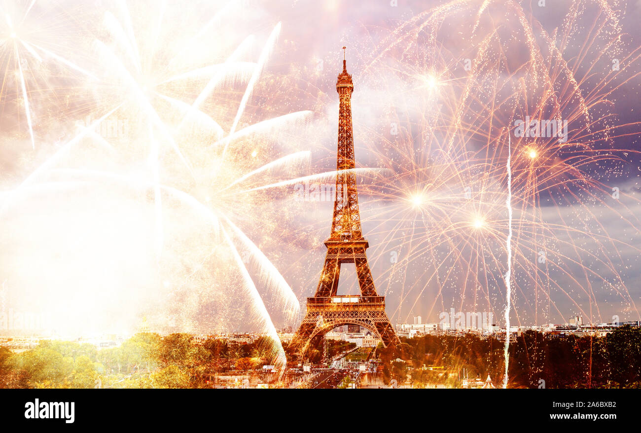 Nouvel An romantique destination Tour Eiffel avec Fireworks Paris, France Banque D'Images