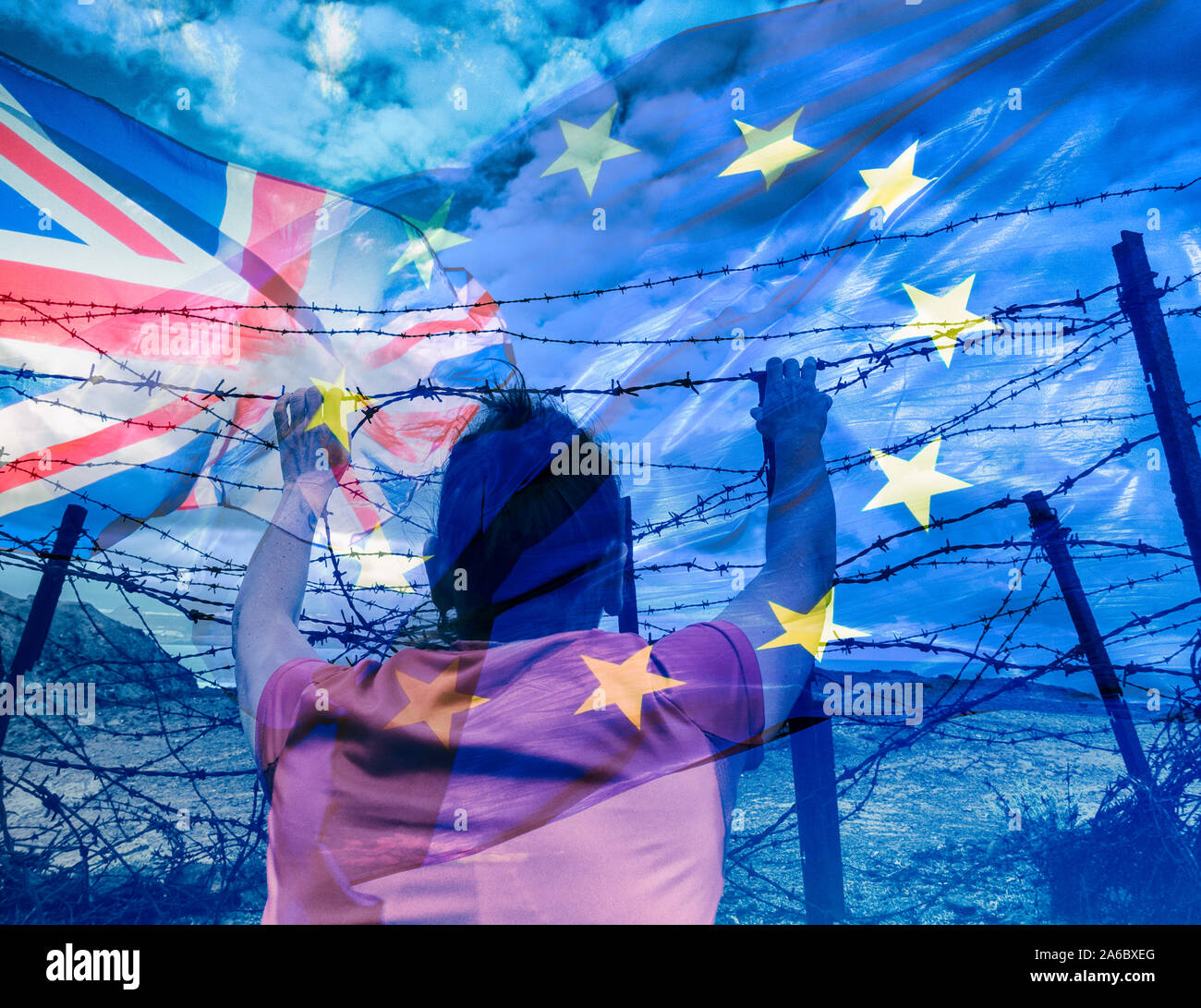 Brexit, la traite des êtres humains, l'immigration, l'asile... image conceptuelle. Vue arrière de la femme à l'intermédiaire de barbelés ; UK et drapeaux de l'UE par superposition. Banque D'Images