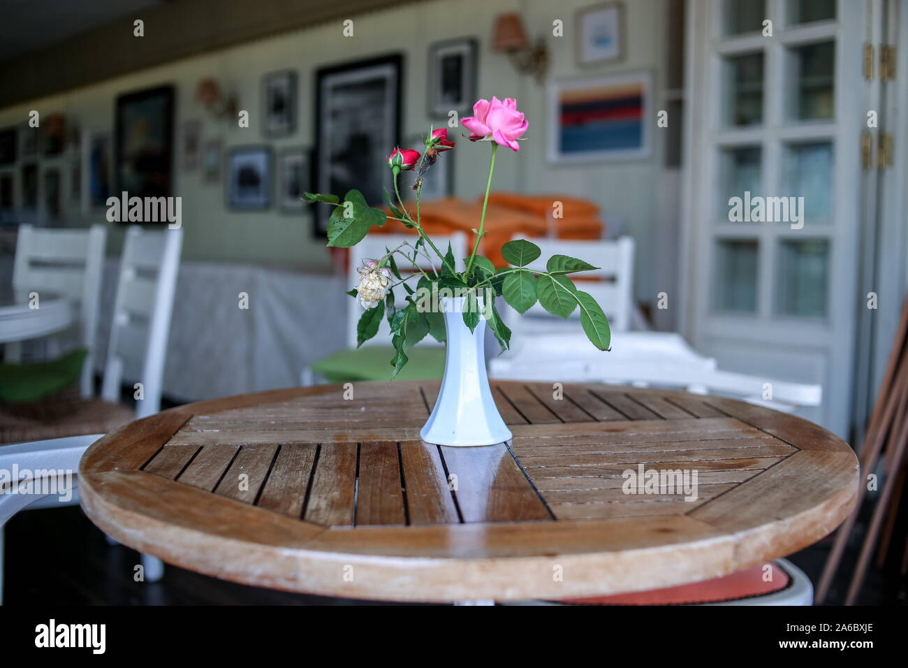 L'intérieur d'un café sur la magnifique île de Kinaliada en Turquie Banque D'Images