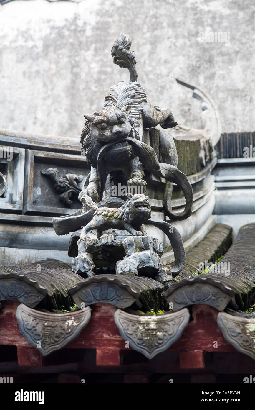 La sculpture du lion gardien chinois sur la toiture du bâtiment dans le jardin Yu ou Yuyuan de Shanghai Le Bonheur Banque D'Images