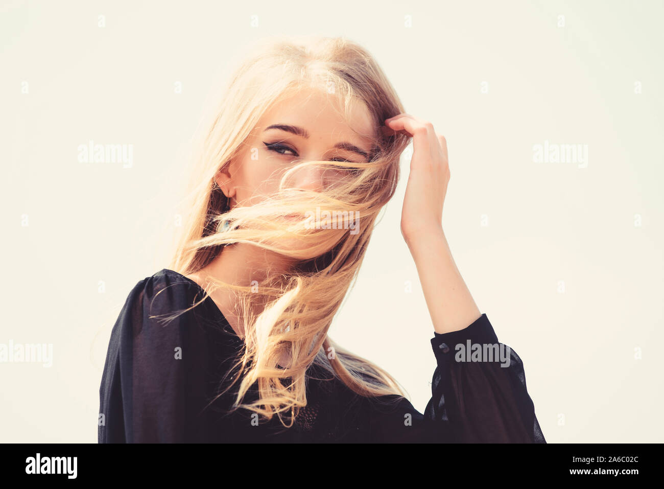 Blanchissement des racines. Comment réparer les cheveux décolorés et rapide en toute sécurité. Comment prendre soin de cheveux décolorés. Conseils coiffure concept. Sauver mes cheveux décolorés. Offres maquillage visage fille blonde fond de ciel. Banque D'Images Blanchissement des racines. Comment réparer les cheveux décolorés et rapide en toute sécurité. Comment prendre soin de cheveux décolorés. Conseils coiffure concept. Sauver mes cheveux décolorés. Offres maquillage visage fille blonde fond de ciel. Banque D'Images