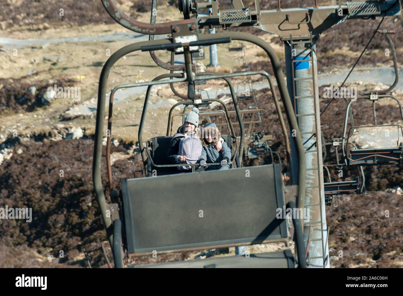 Deux personnes à l'aide d'un télésiège dans une station de ski Banque D'Images