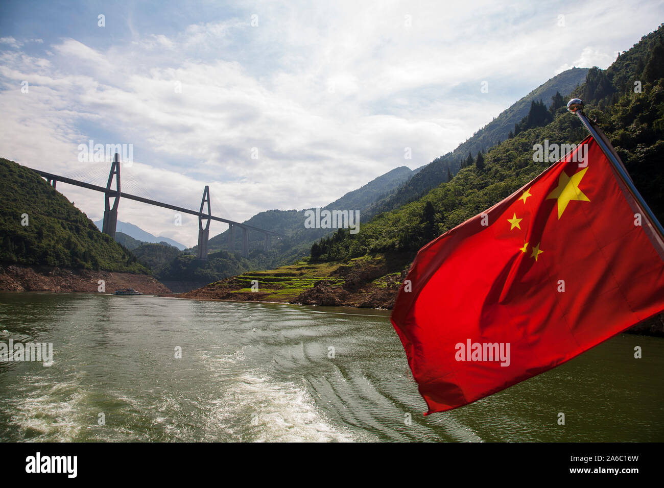 Drapeau de la Chine - Wǔxīng Hóngqí - Cinq étoiles Drapeau Rouge - avec des montagnes en arrière-plan de la rivière Yangtze - Affluent de la rivière Yangtze Shennong Stream Banque D'Images
