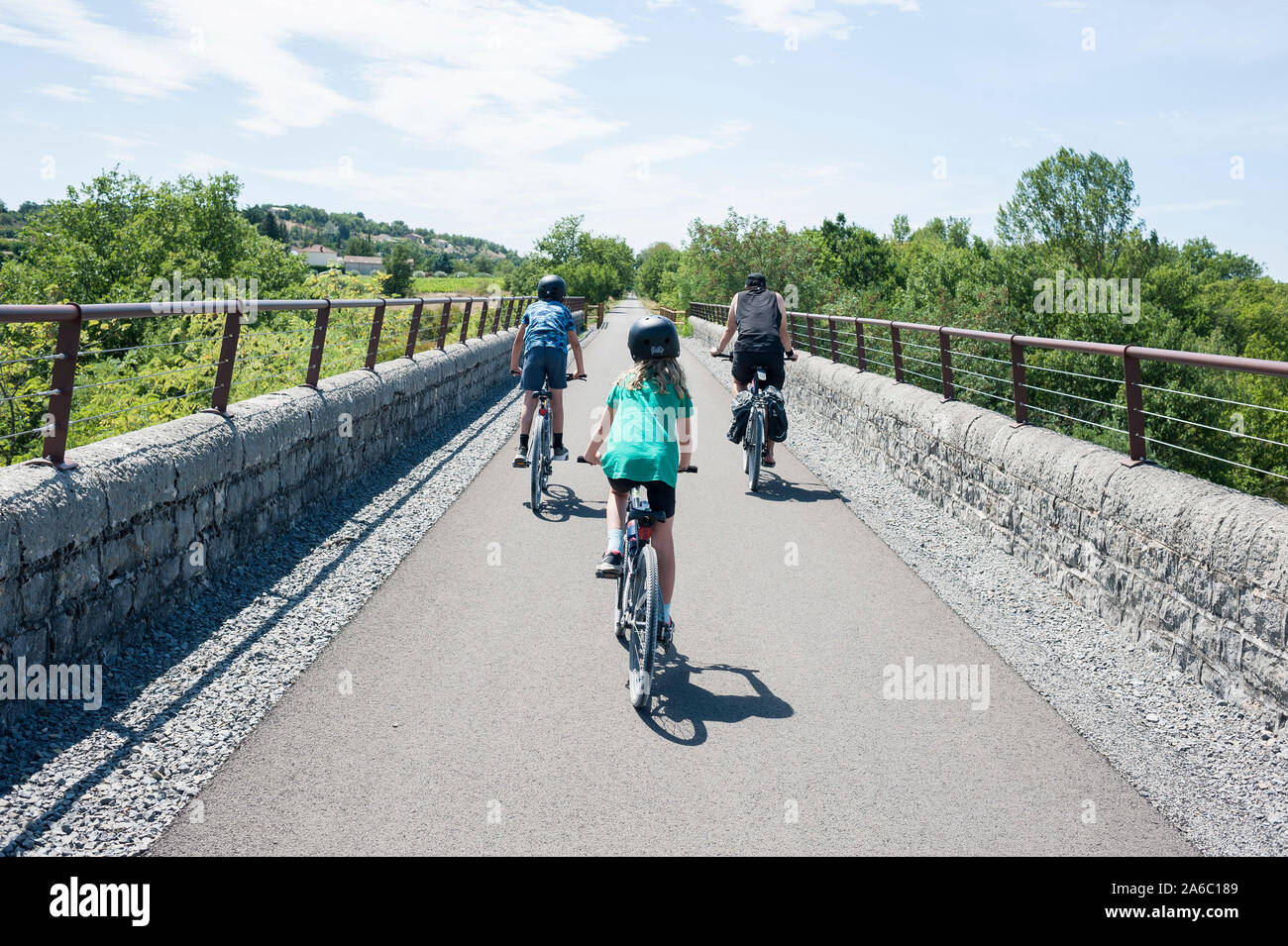 Une promenade en vélo à travers la campagne française sur une ancienne voie de chemin de vélo Banque D'Images