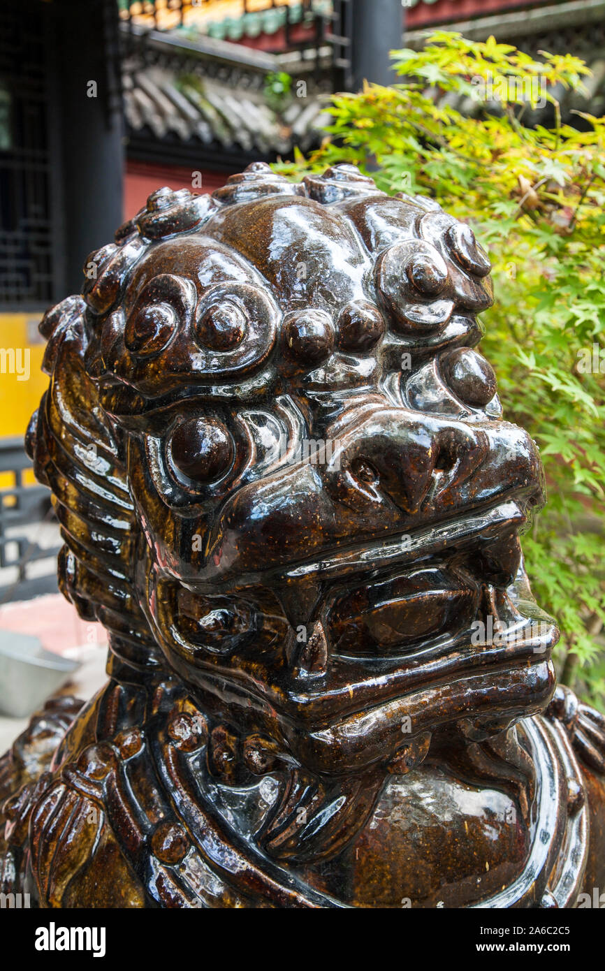 Chinois lion de bronze statue gardienne dans la ville fantôme de Fengdu de Chine Banque D'Images